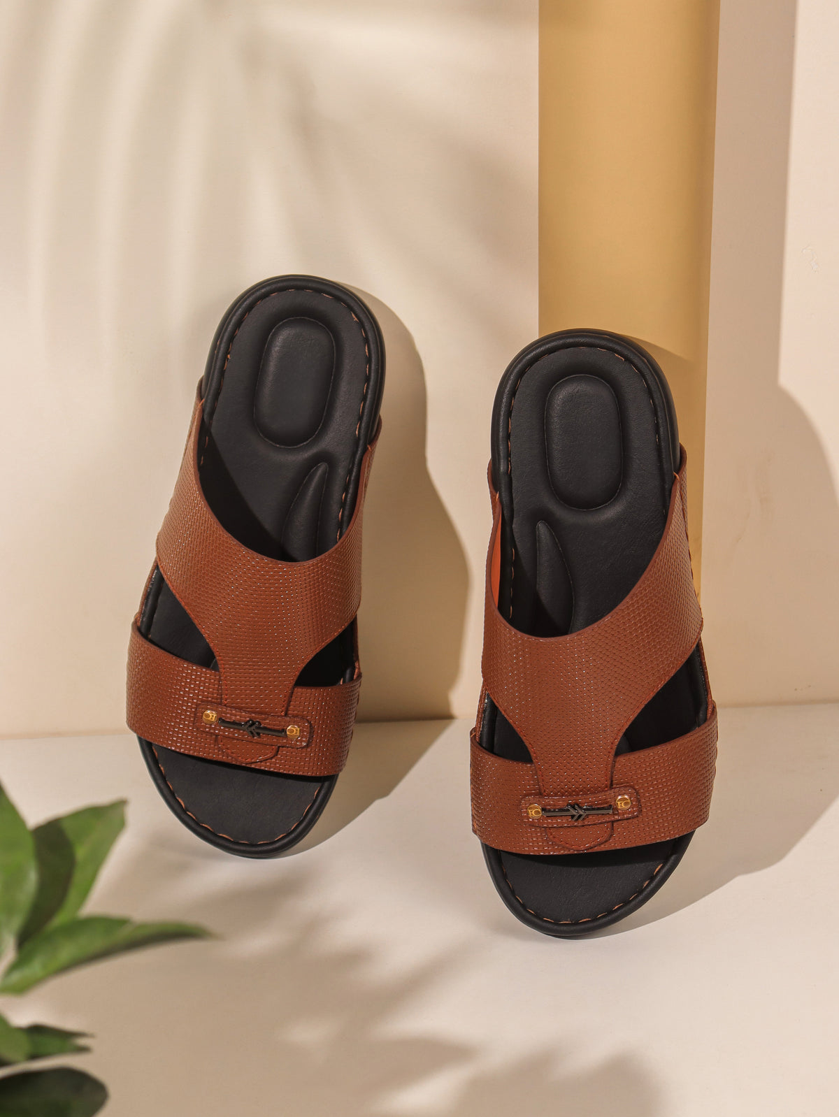 Men's Flat Slippers: Brown
